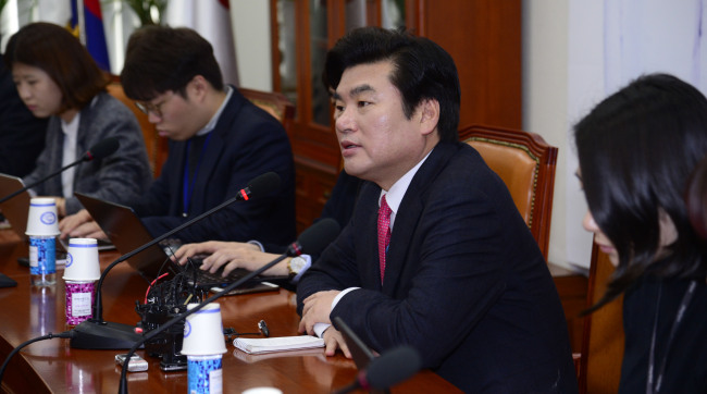17일 오전 새누리당 최고위원회의가 취소되고 친박성향의 최고위원들이 당 원내대표실에서 긴급간담회를 가진 가운데 원유철 원내대표가 기자간담회에서  "김무성 대표의 개인 발언으로 당 혼란을 초래 했다"라고 밝히고 있다. 박해묵 기자/mook@heraldcorp.com
17일 오전 새누리당 최고위원회의가 취소되고 친박성향의 최고위원들이 당 원내대표실에서 긴급간담회를 가진 가운데 원유철 원내대표가 기자간담회에서  "김무성 대표의 개인 발언으로 당 혼란을 초래 했다"라고 밝히고 있다. 박해묵 기자/mook@heraldcorp.com