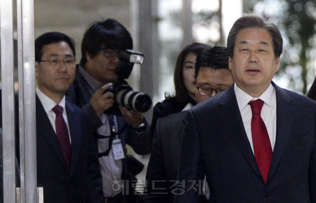 공천관리위원회에 의해 공천배제된 주호영 의원(맨 왼쪽)을 뒤로하고 김무성 대표(맨 오른쪽)가 16일 국회에서발길을 재촉하고 있다. 박해묵 기자/mook@heraldcorp.com