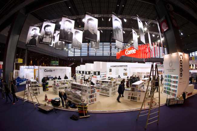 A picture taken on Wednesday shows the Korean stand at the “Salon du Livre” International Book Fair held at the Porte de Versailles exhibition center in Paris. (AFP-Yonhap)