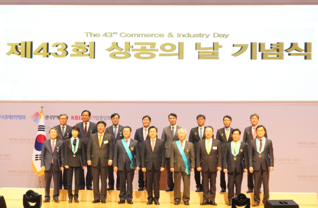 김성식 벽산 대표(윗줄 오른쪽 4번째)가 지난 16일 오전 서울 코엑스 오디토리움에서 열린 제 43회 상공의 날 기념식에서 산업포장을 수상했다. [사진제공=벽산]
김성식 벽산 대표(윗줄 오른쪽 4번째)가 지난 16일 오전 서울 코엑스 오디토리움에서 열린 제 43회 상공의 날 기념식에서 산업포장을 수상했다. [사진제공=벽산]
