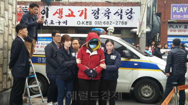 생후 3개월된 딸을 학대한 뒤 방치해 죽음에 이르게 한 어머니 이모(22)씨가 현장검증을 위해 경기 부천 오정구 자택으로 들어가고 있다.  신동윤ㆍ김지헌 기자/realbighead@heraldcorp.com
생후 3개월된 딸을 학대한 뒤 방치해 죽음에 이르게 한 어머니 이모(22)씨가 현장검증을 위해 경기 부천 오정구 자택으로 들어가고 있다.  신동윤ㆍ김지헌 기자/realbighead@heraldcorp.com