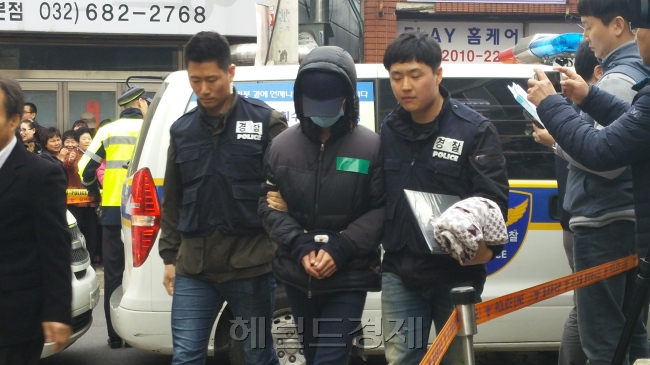 생후 3개월된 딸을 학대한 뒤 방치해 죽음에 이르게 한 아버지 박모(22)씨가 현장검증을 위해 경기 부천 오정구 자택으로 들어가고 있다. 신동윤ㆍ김지헌 기자/realbighead@heraldcorp.com
생후 3개월된 딸을 학대한 뒤 방치해 죽음에 이르게 한 아버지 박모(22)씨가 현장검증을 위해 경기 부천 오정구 자택으로 들어가고 있다. 신동윤ㆍ김지헌 기자/realbighead@heraldcorp.com