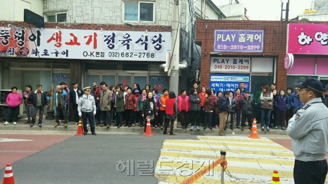현장검증 소식을 듣고 100여명의 지역 주민들이 몰려들었다. 신동윤ㆍ김지헌 기자/realbighead@heraldcorp.com
현장검증 소식을 듣고 100여명의 지역 주민들이 몰려들었다. 신동윤ㆍ김지헌 기자/realbighead@heraldcorp.com