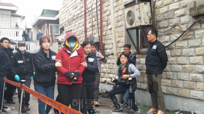 어머니 이모(22)씨가 현장검증을 마치고 나오고 있다. 신동윤ㆍ김지헌 기자/realbighead@heraldcorp.com
