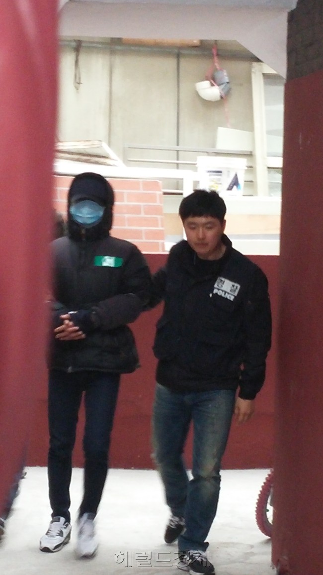 현장 검증을 마친 뒤 아버지 박모(22)씨가 나오고 있다. 신동윤ㆍ김지헌 기자/realbighead@heraldcorp.com