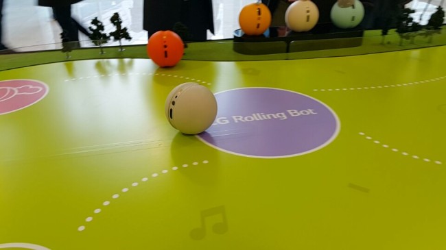 LG Electronics' rolling robot equipped with two wheels and a camera.
(Kim Young-won/The Korea Herald)