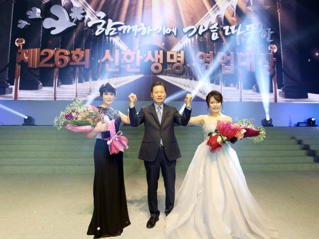 신한생명(대표 이성락)은 17일 일산 킨텍스에서 임직원 및 설계사 1300여명이 참석한 가운데 ‘26회 신한생명 영업대상’ 시상식을 개최했다. 이번 시상식에서는 ▲설계사(FC)부문 정안숙 (명동지점) ▲텔레마케팅(TM)부문 박희숙(리치FM지점) ▲지점장 부문 김선옥(청계지점), 김동준(부산ACE지점)씨가 영예의 대상을 수상했다. 설계사(FC)부문 대상 정안숙씨는 2005년 수상을 시작으로 대상 5회, 본상 11회를 수상하는 등 신한생명의 대표 설계사다. 이성락 사장이 수상자인 정안숙(사진 왼쪽)ㆍ박희숙 설계사와 기념촬영을 하고 있다.