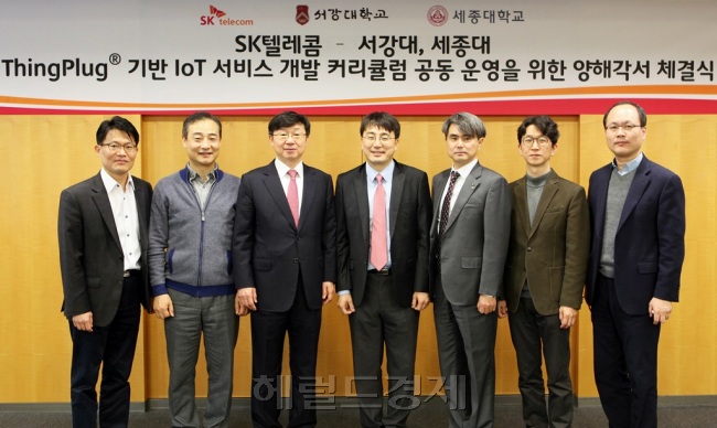 18일 서울 을지로 SK텔레콤 본사에서 열린 ‘씽플러그 기반 IoT 서비스 개발 커리큘럼 공동 운영을 위한 협약’ 양해각서 체결식에는 SK텔레콤 차인혁 플랫폼기술원장(사진 가운데)과 서강대 서정연 소프트웨어 교육센터장(사진 왼쪽 3번째), 세종대 백성욱 전자정보공학대학 학장(사진 왼쪽 5번째)이 참석했다.