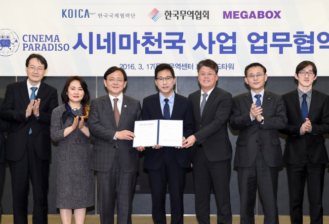 '시네마천국' 사업 업무협약식 (서울=연합뉴스) 17일 서울 강남구 삼성동 트레이드타워에서 김영목 한국국제협력단 이사장(왼쪽 세번째부터), 김정관 무역협회 부회장, 김진선 메가박스 대표가 '시네마천국' 사업을 위한 업무협약을 맺은 후 관계자들과 기념촬영을 하고 있다. '시네마천국’ 사업은 영화관이 없는 개발도상국 벽지 마을에 찾아가 한국영화를 상영하여 영화 관람을 지원하는 글로벌 사회공헌활동이다. 2016.3.18 [무협 제공] photo@yna.co.kr (끝)