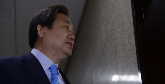 김무성 새누리당 대표가 18일 오전 서울 여의도 국회에서 비공개 최고위원회의에 참석하고 있다. 박해묵 기자/mook@heraldcorp.com
김무성 새누리당 대표가 18일 오전 서울 여의도 국회에서 비공개 최고위원회의에 참석하고 있다. 박해묵 기자/mook@heraldcorp.com