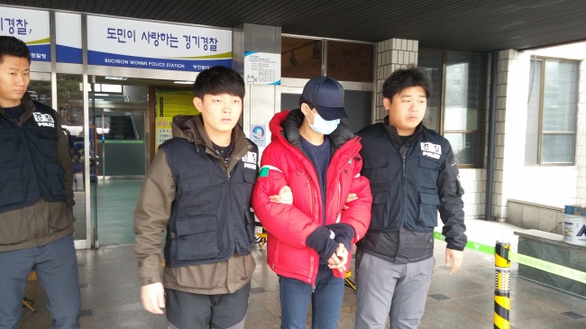 태어난 지 3개월이 지난 딸을 학대해 사망에 이르게 만든 아버지 박모(22)씨가 검찰에 송치되기 위해 경기 부천 오정경찰서에서 나오고 있다.
태어난 지 3개월이 지난 딸을 학대해 사망에 이르게 만든 아버지 박모(22)씨가 검찰에 송치되기 위해 경기 부천 오정경찰서에서 나오고 있다.