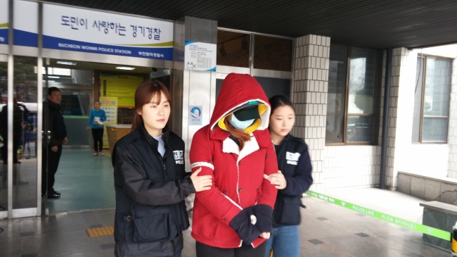 태어난 지 3개월이 지난 딸을 학대해 사망에 이르게 만든 어머니 이모(22)씨가 검찰에 송치되기 위해 경기 부천 오정경찰서에서 나오고 있다.
태어난 지 3개월이 지난 딸을 학대해 사망에 이르게 만든 어머니 이모(22)씨가 검찰에 송치되기 위해 경기 부천 오정경찰서에서 나오고 있다.