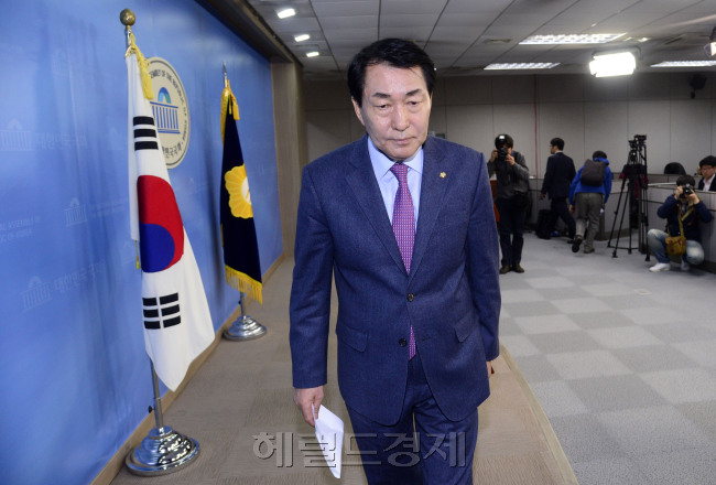 안상수 새누리당 의원이 18일 오전 서울 여의도 국회 정론관에서 무소속 출마 기자회견을 가지고 있다. 박해묵 기자/mook@heraldcorp.com
안상수 새누리당 의원이 18일 오전 서울 여의도 국회 정론관에서 무소속 출마 기자회견을 가지고 있다. 박해묵 기자/mook@heraldcorp.com