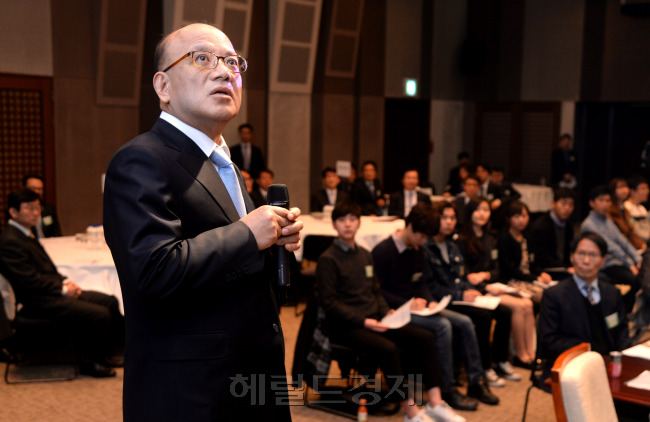 박한철 헌법재판소장이 18일 오전 서울 중구 프레스센터에서 열리는 한국신문방송편집인협회 주최 토론회에 참석해 헌재가 관련 사건을 심리 중인 국회선진화법과 김영란법, 헌재 구성의 다양화 및 대법원과의 관계 등에 관한 소신을 밝히고 있다. 박현구 기자phko@heraldcorp.com