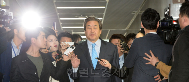 김무성 새누리당 대표가 18일 오전 서울 여의도 국회에서 비공개로 열린 최고위원회의에서 나오고 있다. 김 대표는 취재진의 질문에 답변을 하지 않았다. 정회된 최고위는 오후 9시에 속개될 예정이다. 박해묵 기자/mook@heraldcrop.com
김무성 새누리당 대표가 18일 오전 서울 여의도 국회에서 비공개로 열린 최고위원회의에서 나오고 있다. 김 대표는 취재진의 질문에 답변을 하지 않았다. 정회된 최고위는 오후 9시에 속개될 예정이다. 박해묵 기자/mook@heraldcrop.com
