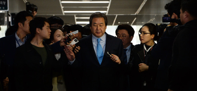 김무성 새누리당 대표가 18일 오전 서울 여의도 국회에서 비공개로 열린 최고위원회의에서 나오고 있다. 김 대표는 취재진의 질문에 답변을 하지 않았다. 정회된 최고위는 오후 9시에 속개될 예정이다. 박해묵 기자/mook@heraldcrop.com
김무성 새누리당 대표가 18일 오전 서울 여의도 국회에서 비공개로 열린 최고위원회의에서 나오고 있다. 김 대표는 취재진의 질문에 답변을 하지 않았다. 정회된 최고위는 오후 9시에 속개될 예정이다. 박해묵 기자/mook@heraldcrop.com