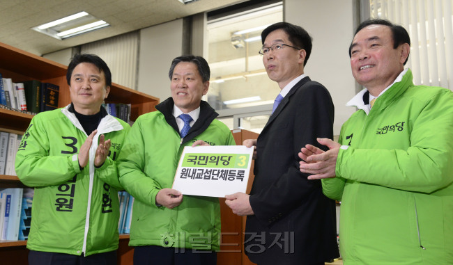국민의당이 18일 오전 서울 여의도 국회 본청 의사국에서 원내교섭단체로 등록했다. 국민의당은 더불어민주당에서 공천배제된 전정희, 정호준, 부좌현 의원이 잇따라 탈당해 합류하면서 원내교섭단체 구성 요건인 20석을 넘어선 21석을 확보했다. 사진=박해묵 기자/mook@heraldcorp.com