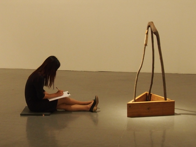 A visitors sketches an artwork on display at the museum during a public program in January. (MMCA)