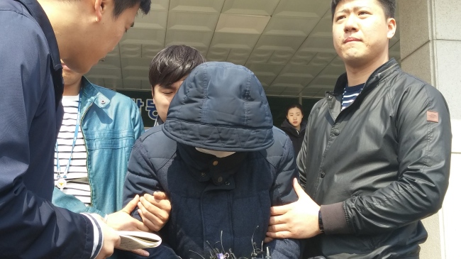 일명 ‘욕조 학대’로 숨진 네 살 딸의 시신을 야산에 유기한 계부 안모(38)씨가 20일 구속영장 실질심사를 받기 위해 충북 청주 청원경찰서에서 청주지법으로 이동되고 있다. 신동윤ㆍ김지헌 기자/realbighead@heraldcorp.com
일명 ‘욕조 학대’로 숨진 네 살 딸의 시신을 야산에 유기한 계부 안모(38)씨가 20일 구속영장 실질심사를 받기 위해 충북 청주 청원경찰서에서 청주지법으로 이동되고 있다. 신동윤ㆍ김지헌 기자/realbighead@heraldcorp.com