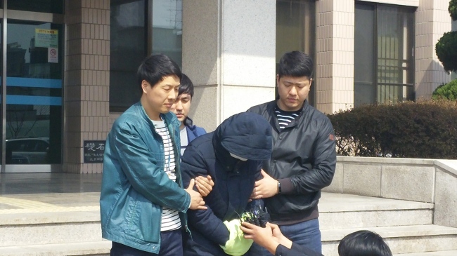일명 ‘욕조 학대’로 숨진 네 살 딸의 시신을 야산에 유기한 계부 안모(38)씨가 20일 구속영장 실질심사를 받기 위해 충북 청주 청원경찰서에서 청주지법으로 이동되고 있다. 신동윤ㆍ김지헌 기자/realbighead@heraldcorp.com
일명 ‘욕조 학대’로 숨진 네 살 딸의 시신을 야산에 유기한 계부 안모(38)씨가 20일 구속영장 실질심사를 받기 위해 충북 청주 청원경찰서에서 청주지법으로 이동되고 있다. 신동윤ㆍ김지헌 기자/realbighead@heraldcorp.com