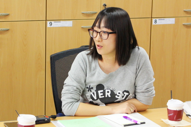 A single mother whose ex-husband had been refusing to pay child support speaks during a meeting with reporters in Seoul, Thursday. Ministry of Gender Equality and Family.