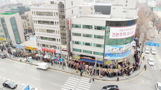 경기도 의정부시 의정부동 일대에 들어서는 롯데캐슬 골드파크의 견본주택을 보기 위해 지난 주말 사람들이 줄을 길게 서 있다. 건설사인 롯데건설은 좋은 분양성적을 내기 위해 중도금 무이자, 발코니 무상제공 등을 제시하며 방문객을 대거 끌어 모았다.  [사진제공=롯데건설]