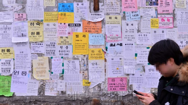 전세를 구하기는 이미 하늘의 별 따기가 됐다. 바야흐로 ‘월세시대’다. 월세 전환 속도는 아파트보다 주택이 더 빨랐다. 아파트는 40%에 육박했지만, 주택은 60%에 가까워졌다. 사진은 중앙대 하숙벽보를 지나는 대학생 모습. [사진=이상섭 기자/babtong@heraldcorp.com]