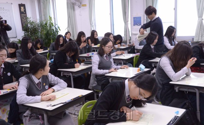 최근 서울대 2018학년도 입시안이 발표되면서 영어공부를 놓고 학생과 학부모들의 고민이 깊어지고 있다. 사진은 올해 3월 치뤄지 학력평가시험 모습. 정희조 기자/checho@heraldcorp.com