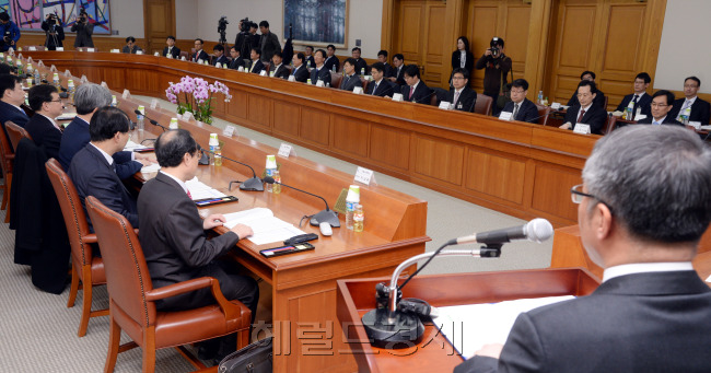 대법원이 21일 오전 서울 서초동 대법원에서 전국 선거 범죄 전담 재판장 회의를 열고 있다. 대법은 올해 실시되는 총선의 당선 유ㆍ무효 관련 사건 목표 처리 기간을 준수하도록 노력하기 위한 방안을 마련했다. 박현구 기자/phko@heraldcorp.com