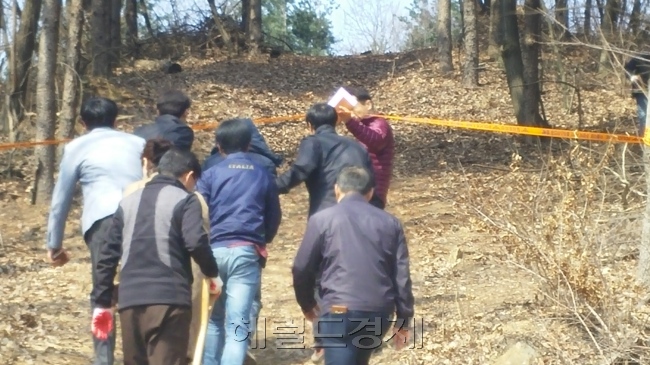 　21일 충북 진천군 백곡면 갈월리 야산에서 친모의 ‘물고문’으로 숨진 뒤 암매장된 안모(사망 당시 4세)양의 시신을 찾기 위한 수색 작업이 진행되고 있다. 신동윤ㆍ김지헌 기자/realbighead@heraldcorp.com
　21일 충북 진천군 백곡면 갈월리 야산에서 친모의 ‘물고문’으로 숨진 뒤 암매장된 안모(사망 당시 4세)양의 시신을 찾기 위한 수색 작업이 진행되고 있다. 신동윤ㆍ김지헌 기자/realbighead@heraldcorp.com