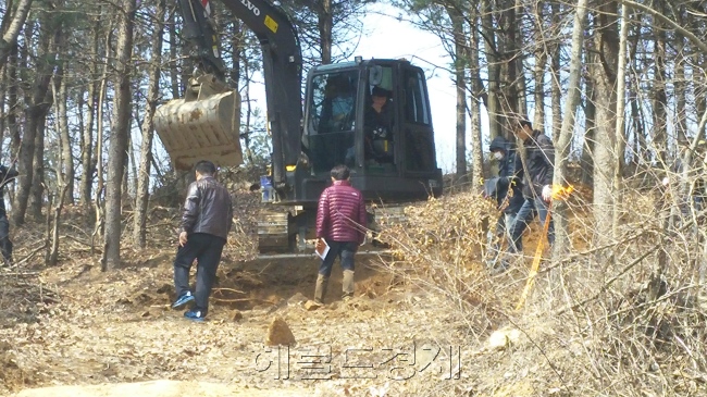 　21일 충북 진천군 백곡면 갈월리 야산에서 친모의 ‘물고문’으로 숨진 뒤 암매장된 안모(사망 당시 4세)양의 시신을 찾기 위한 수색 작업이 진행되고 있다. 신동윤ㆍ김지헌 기자/realbighead@heraldcorp.com
　21일 충북 진천군 백곡면 갈월리 야산에서 친모의 ‘물고문’으로 숨진 뒤 암매장된 안모(사망 당시 4세)양의 시신을 찾기 위한 수색 작업이 진행되고 있다. 신동윤ㆍ김지헌 기자/realbighead@heraldcorp.com