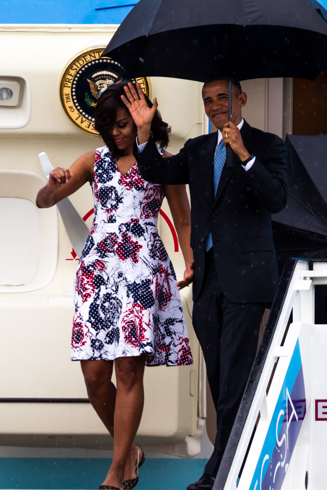 President Barack Obama and his wife Michelle Obama step out of Air Force One on Sunday. Yonhap