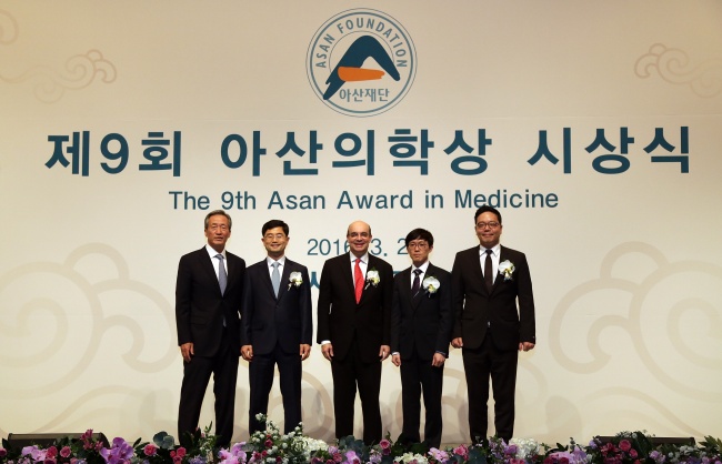 왼쪽부터 정몽준 아산재단 이사장, 오병하 카이스트 생명과학과 교수, 로베르토 로메로 미국 국립보건원 주산의학연구소 교수, 조승우 연세대 생명공학과 교수, 김준범 울산의대 흉부외과 교수가 시상식을 마친뒤 기념 촬영을 하고 있다.