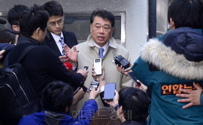 김종인 더민주 비대위 대표가 22일 당무에 복귀한다. 김성수 당 대변인은 서울 구기동 김 대표의 자택을 방문한 뒤 기자들과 만나 “김 대표가 11시에 국회로 나올 것”이라고 했다. [사진=박해묵 기자/mook@heraldcorp.com]