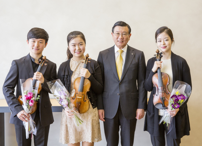 <YONHAP PHOTO-1796> 금호아시아나, 18세기 명품 바이올린 3점 무상지원 (서울=연합뉴스) 성혜미 기자 = 금호아시아나그룹은 21일 금호영재 출신 바이올리니스트 3명에게 18세기 명품 바이올린을 무상 지원한다고 밝혔다. 이수빈(15)양은 1794년 제작된 과다니니 크레모나, 김동현(16)군은 1763년 제작된 과다니니 파르마, 김다미(27,여)씨는 1740년 제작된 도미니쿠스 몬타냐나를 3년간 사용하게 됐다. 2016.3.21 [금호아시아나그룹 제공] noanoa@yna.co.kr/2016-03-21 15:19:18/ <저작권자 ⓒ 1980-2016 ㈜연합뉴스. 무단 전재 재배포 금지.>
<YONHAP PHOTO-1796> 금호아시아나, 18세기 명품 바이올린 3점 무상지원 (서울=연합뉴스) 성혜미 기자 = 금호아시아나그룹은 21일 금호영재 출신 바이올리니스트 3명에게 18세기 명품 바이올린을 무상 지원한다고 밝혔다. 이수빈(15)양은 1794년 제작된 과다니니 크레모나, 김동현(16)군은 1763년 제작된 과다니니 파르마, 김다미(27,여)씨는 1740년 제작된 도미니쿠스 몬타냐나를 3년간 사용하게 됐다. 2016.3.21 [금호아시아나그룹 제공] noanoa@yna.co.kr/2016-03-21 15:19:18/ <저작권자 ⓒ 1980-2016 ㈜연합뉴스. 무단 전재 재배포 금지.>