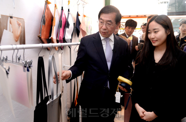 박원순 서울시장이 22일 서강대·연세대·이화여대·홍익대 등 신홍합 지역 4개 대학 총장들과 함께 대학과 지역사회의 상생발전 모델로 <br />손꼽히는 서울 대현동 이화여대 정문 왼쪽 골목 "이화 스타트업 52번가"를 찾아 빈 점포를 빌려 창업한 학생과 이야기하고 있다. <br />박 시장은 “대학의 다양한 제안을 시정에 적극적으로 반영해 지역과 대학이 상생 발전하고 양질의 청년 일자리로 <br />이어질 수 있도록 하겠다”고 말했다.박현구 기자phko@heraldcorp.com
박원순 서울시장이 22일 서강대·연세대·이화여대·홍익대 등 신홍합 지역 4개 대학 총장들과 함께 대학과 지역사회의 상생발전 모델로
손꼽히는 서울 대현동 이화여대 정문 왼쪽 골목 "이화 스타트업 52번가"를 찾아 빈 점포를 빌려 창업한 학생과 이야기하고 있다.
박 시장은 “대학의 다양한 제안을 시정에 적극적으로 반영해 지역과 대학이 상생 발전하고 양질의 청년 일자리로
이어질 수 있도록 하겠다”고 말했다.박현구 기자phko@heraldcorp.com