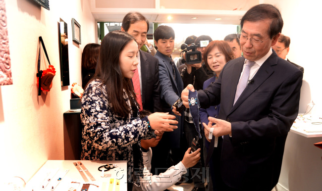 박원순 서울시장이 22일 서강대·연세대·이화여대·홍익대 등 신홍합 지역 4개 대학 총장들과 함께 대학과 지역사회의 상생발전 모델로 손꼽히는 서울 대현동 이화여대 정문 왼쪽 골목 "이화 스타트업 52번가"를 찾아 빈 점포를 빌려 창업한 학생과 이야기하고 있다. 박 시장은 “대학의 다양한 제안을 시정에 적극적으로 반영해 지역과 대학이 상생 발전하고 양질의 청년 일자리로 이어질 수 있도록 하겠다”고 말했다. 박현구 기자phko@heraldcorp.com