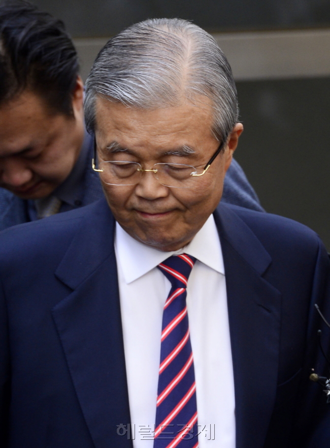 김종인 더불어민주당 비대위 대표는 22일 조만간 자신의 거취와 관련된 결정을 종합적으로 발표하겠다고 밝혔다. 문재인 전 대표와 회동 뒤 비대위에 참석하기 위해 서울 구기동 자택을 나서는 김 대표가 취재진의 질문에 답변하고 있다. 사진=박해묵 기자/mook@heraldcorp.com
