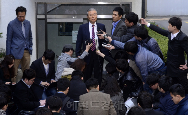 김종인 더불어민주당 비대위 대표는 22일 조만간 자신의 거취와 관련된 결정을 종합적으로 발표하겠다고 밝혔다. 문재인 전 대표와 회동 뒤 비대위에 참석하기 위해 서울 구기동 자택을 나서는 김 대표가 취재진의 질문에 답변하고 있다. 사진=박해묵 기자/mook@heraldcorp.com