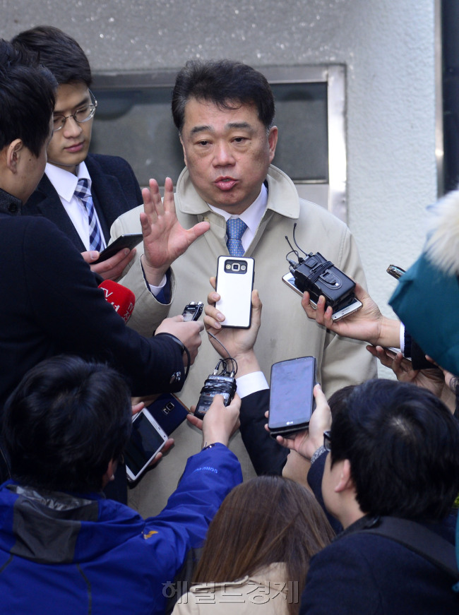 사진=박해묵 기자 mook@heraldcorp.com 22일 오전 김종인 대표 자택에서 면담을 가진 후 브리핑하는 김성수 더민주 대변인.