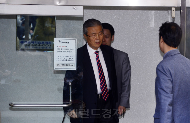 오후 3시경 자택을 나서는 김종인 대표