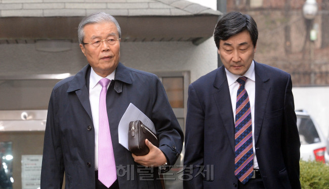 김종인 더불어민주당 비상대책위원회 대표(왼쪽)가 23일 오전 비대위 참석을 위해 서울 구기동 자택에서 출근하고 있다. 김 대표는 이 자리에서도 자신의 거취에 대해서는 대답하지 않았다.   안훈 기자/rosedale@heraldcorp.com