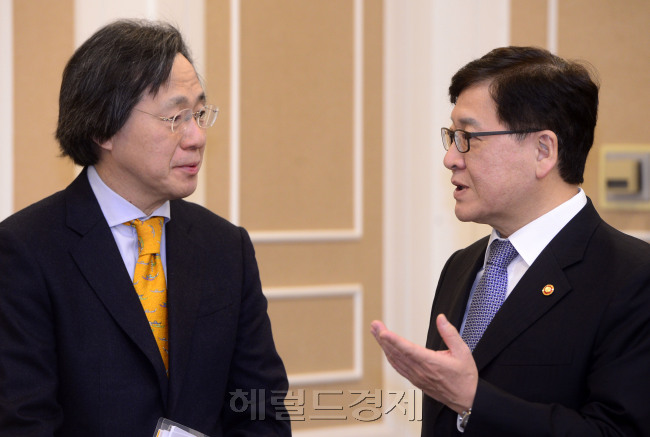 정진엽 보건복지부 장관과 정기석 질병관리본부장이 23일 오전 국회 귀빈식당에서 열린 지카바이러스 관련 긴급 당정협의에 앞 서 대화하고 있다.
[사진=박해묵 기자/mook@heraldcorp.com]