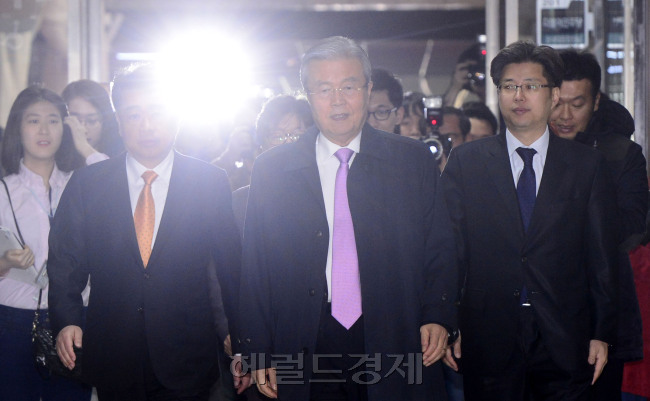 김종인 비대위 대표가 회의장으로 입장하고 있다. 사진=박해묵 기자/mook@heraldcorp.com