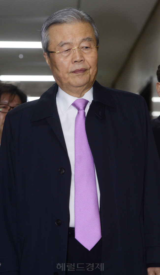 김종인 더불어민주당 비대위 대표가 23일 오전 국회에서 열리는 비공개 비대위에 참석하고 있다. 박해묵 기자/mook@heraldcorp.com