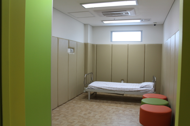오는 3월 25일 개원하는 국립정신건강센터는 1인실과 4인실로 운영된다. 국내 유일하게 음압병실로 운영할 수 있어 정신과 환자들이 전염병 유행시에도 치료를 받을 수 있게 했다.[사진제공=국립정신건강센터]