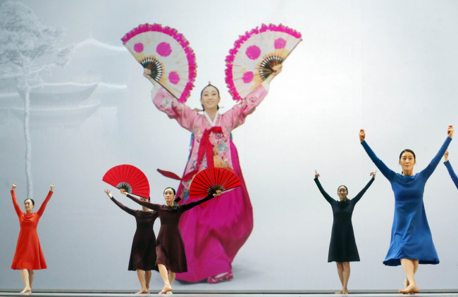 A scene from the National Theater of Korea’s new contemporary dance production “Shigane Nai” (Yonhap)
