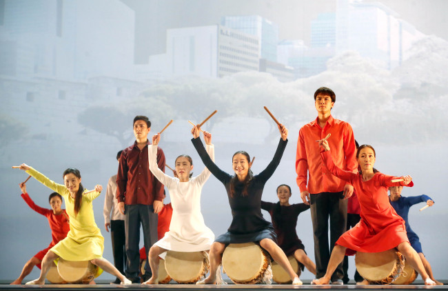 A scene from the National Theater of Korea’s new contemporary dance production “Shigane Nai” (Yonhap)