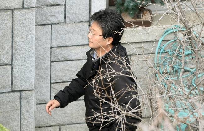 The ruling Saenuri Party's former whip Rep. Yoo Seung-min stays at home to consider over whether to run for the April elections. Yonhap