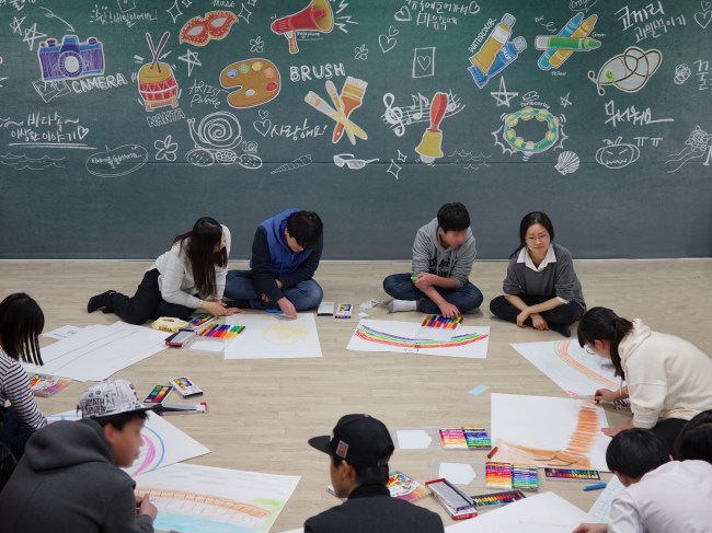 GS칼텍스(대표이사 허진수 부회장)는 아동심리치유를 위한 사회공헌 사업 ‘마음톡톡’이 탈북아동ㆍ청소년의 심리적 어려움 해소에 동참한다고 24일 밝혔다. GS칼텍스와 남북하나재단(이사장 손광주)은 이날 오전 서울시 관악구에 위치한 탈북청소년 대안학교인 ‘우리들학교’에서 업무협약을 체결했다.
2013년 시작된 GS칼텍스 마음톡톡은 아동ㆍ청소년의 심리적 안정감이 또래관계로 인해 증폭됨을 확인하고 학교를 기반으로 치유사업을 펼쳐왔다. 특히 탈북아동ㆍ청소년의 초중고교 중도이탈율이 2014년 기준 2.5%로 일반 학생들의 0.9%에 비해 2.8배나 높은 것에 주목해 지원방안을 모색해왔다.
GS칼텍스는 서울여대 특수치료전문대학원 김나영 교수팀과 함께 탈북아동ㆍ청소년의 심리적 특성에 부합한 예술치유 프로그램을 개발하기로 하고, 지난해 말부터 무용ㆍ동작 치료사와 미술치료사 2인이 함께 진행하는 매체통합형 집단치유프로그램을 설계 완료했다.
이 프로그램은 3월부터 남북하나재단이 지원하는 서울ㆍ경기 지역의 탈북민 대안학교와 방과후 공부방의 탈북학생들 100명을 대상으로 진행되며, 향후 지속적으로 프로그램 연구 및 지원 대상ㆍ지역을 확대해 나갈 예정이다.
GS칼텍스 관계자는 “탈북아동ㆍ청소년들이 입국 후 겪는 자아정체성 혼란, 불안, 우울 등의 심리ㆍ정서적인 문제를 해소하면서 자아를 되찾고, 또래 관계와 사회성을 증진시키는 데 도움이 될 것으로 기대한다“며 “탈북 청소년들도 성장에 중요한 시기를 여느 청소년들과 다름 없이 서로 어울려 건강하게 자랄 수 있기를 바란다”고 밝혔다.
오연주 기자/oh@heraldcorp.com